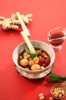 Wedang Ronde, Karamelli Fıstıklı Çiğnenmiş Yuvarlak Kek ya da Orta Java 'dan sıcak zencefilli içecek ya da Palm Sugar şurubu.