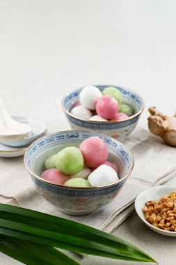 Blue Chinese Bowl 'da Big Tangyuan. Tang Yuan Kış Gündönümü Festivali için Tatlı Hamur köfteleri.