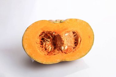 Taze Dilimlenmiş Balkabağı (Labu Kuning veya Kabocha Squash) Beyaz Arkaplanda İzole Edildi