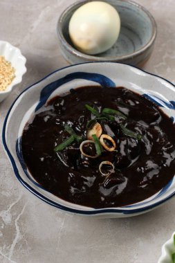 Jajangmyeon için siyah fasulye sosu Çin etkisindeki Kore Noddle 'si 