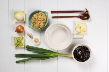 Gıda Knolling Asya Eriştesi, Düz Yat Konsepti Jajangmyeon veya Jjajangmyeon, Kara Fasulye Sosu ile Kore Eriştesi. Beyaz Tahta Arkaplanda 