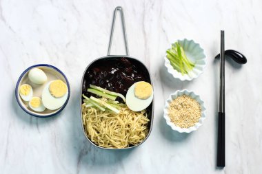 Jajangmyeon ya da JJajangmyeon, Kore eriştesidir.