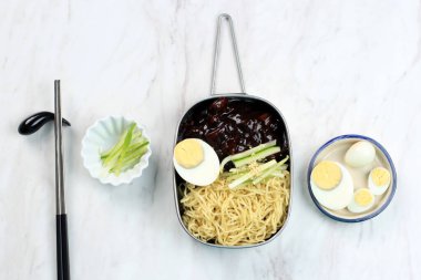 Jajangmyeon veya JJajangmyeon, siyah soslu Kore eriştesidir.
