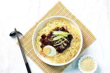 Jajangmyeon ya da JJajangmyeon, Black Sauce ile Kore Noddle 'ıdır.,.