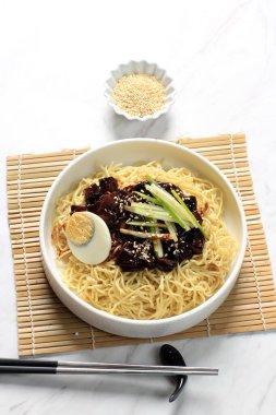 Jajangmyeon veya JJajangmyeon, Black Sauce ile Kore Noddle 'ıdır.