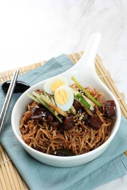 Jajangmyeon veya JJajangmyeon, Black Sauce ile Kore Noddle 'ıdır.