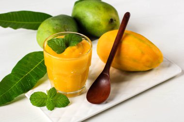 Beyaz Arkaplanda Taze Mango Küplü Mango Suyu, Nane Yapraklı Garnitür