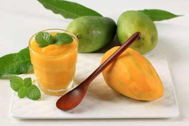 Mango Smoothie / Mango Lassi Nane yapraklı, olgun ve sulu mangolu Beyaz Masa 'da
