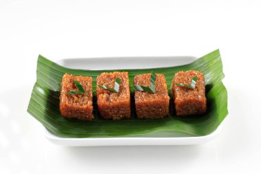 Wajik, Tatlı Yapışkan Pirinç Keki yaygın olarak Endonezya, Malezya ve Brunei 'de bulunur. Palm Sugar ve Hindistan cevizi sütüyle pişirilmiş glutinous Rice. Beyaz Arkaplanda, Muz Yaprağı 'nda Pandan Yaprağı' yla başbaşa.