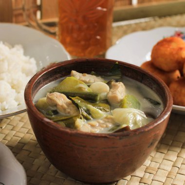 Sayur Lodeh ya da Hindistan cevizi sütlü sebze çorbası. Geleneksel Kase 'deki Java' dan geleneksel Endonezya Mutfak Yemekleri Bambu Masası 'nda servis ediliyor. Seçici Odaklanma