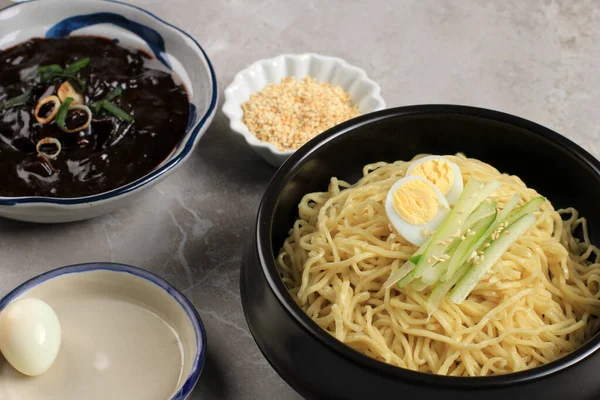 Jajangmyeon ya da JJajangmyeon, Kore 'nin kara soslu Noddle' si, yatay resim, yakın U