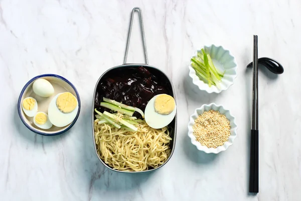 Jajangmyeon Jjajangmyeon Tagliatella Coreano Con Salsa Nera Uova Sode — Foto Stock