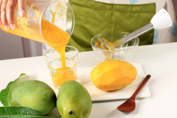 Pouring Mango Juice Smoothies Fresh Mango Cube Leaf White Background — Stock Photo, Image