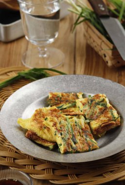 Chives Pancake, Kore 'de Pajeon Pancake kadar popüler. Yumurta, un, soğan ve soğandan ya da yeşil soğandan yapılır. Soya Suyu ve Susam Tohumu Serpiştirme ile servis edilir