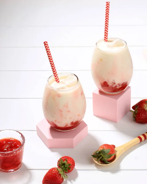 Frische Koreanische Erdbeermilch Mit Erdbeerkompott Sauce Zwei Glas Mit Hellweißem — Stockfoto