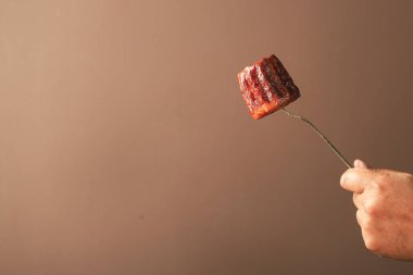 Çatal üzerinde Cannele Pastası Fransız Tatlısı, Karamelize Canelle ile Kadın El Çatalı, Kopyala Uzay