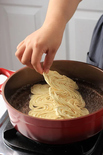 Female Asian Chef Boiling Asian Dry Noodle Mie Telur Red —  Fotos de Stock