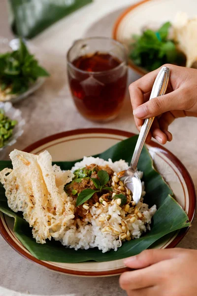 Eating Nasi Sambal Tumpang Peyek Traditional Dish Kediri East Java — стоковое фото