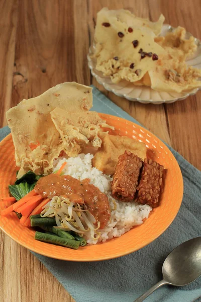 Nasi Pecel 用辣花生酱煮蔬菜 印尼受欢迎的贸易街食品 — 图库照片