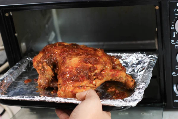 Put Spicy Indonesian Roast Chicken Oven Backstage Making Ayam Bakar — Stok Foto