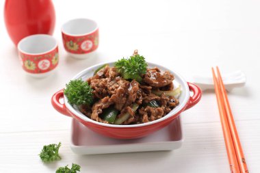Sapi Lada hitam, Indonesian and Chinese cuisine, stir fried beef with black pepper sauce and red bell peppers, Served on Red Plate