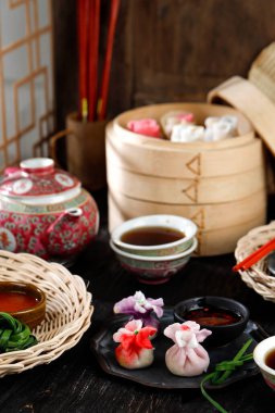 Jiaozi, Har Gow, ve Siu Mai, Güzel Çin Buharlı Börekleri. Geleneksel Dim Sum Set Çay ile Servis Edildi