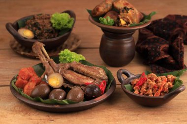 Gudeg Komplit, Yogyakarta Endonezya 'dan bir imza ve efsanevi tabak. Jack Fruit Stew eşliğinde sığır derisi kraker ve kahverengi yumurta, tofu, Tempeh ve Sambal.