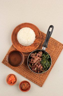 Sei Sapi veya Beef Sei Endonezya Geleneksel Tütsülenmiş Et, Kaynamış Cassava Yaprakları ve Sambal Luat veya Sambal Matah ile servis edilir. Endonezya, Nusa Tenggara 'dan tipik yiyecek. Üst Görünüm 