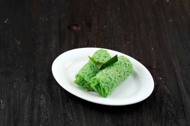 Siyah arka planda izole edilmiş tatlı hindistan cevizli krep. Bir Malezya ve Endonezya Geleneksel Atıştırmalık Tatlılar. Kuih Ketayap ya da Kueh Dadar Gulung olarak da bilinir..