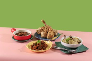 Ketupat Lebaran, Sambal Goreng Kentang, Opor Ayam, Sayur Labu Siyam ve Telur Semur ile görev yaptı. Endonezya 'da Kurban Bayramı ve Kurban Bayramı boyunca geleneksel Kutlama Menüsü