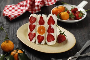 Japon Fruits Sandwich Furutsu Sando Ahşap Arkaplan, Dağınık Biçimli 