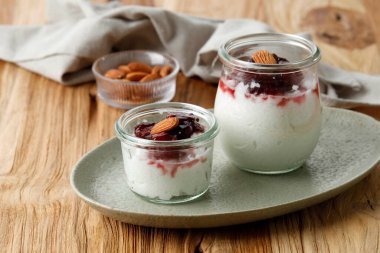 Risalamande, Danimarka Tatlı Pirinç Pudingi Vanilyalı, bademli, kremalı, vişne soslu.