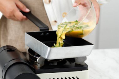 Yumurta Vurucusu Omlet Yapıyor, Mutfakta Aşçılık Basamağı