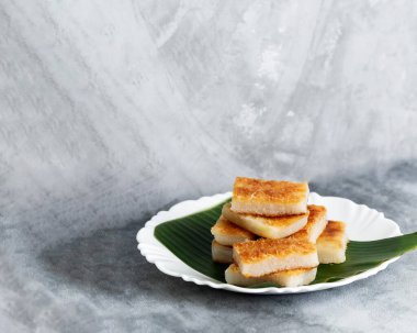 Wingko ya da Java Pankeki, Yapışkan Pirinç unu, Şeker ve Izgara Hindistan cevizinden yapılan geleneksel Endonezya gözlemesidir.