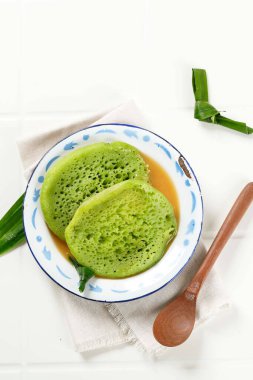 Serabi Kinca, geleneksel Endonezya krepleri, pirinç unu, un ve Coocnut Milk 'ten yapılır. Palm Sugar Sosu ile servis et. Üst Görünüm Kopyalama Alanı