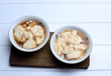 Soya peynirli puding ya da Douhua Dou Hua in White Bowl, Popüler Tayvan Gurmesi. Endonezya 'dan Kembang Tahu