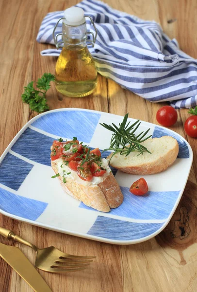 Delicioso Pão Baguette Torrado Com Tomate Vermelho Torrado Queijo Feta — Fotografia de Stock