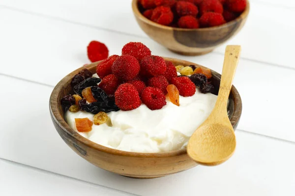 Tigela Madeira Iogurte Grego Chicoteado Creme Com Framboesas Frutas Secas — Fotografia de Stock