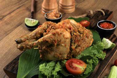 Ayam Betutu. Cassava Yapraklarıyla doldurulmuş Balili Kızarmış Tavuk.