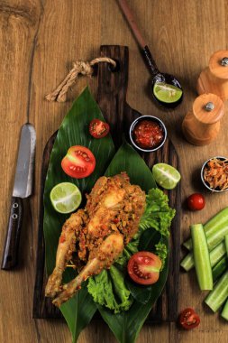 Ayam Betutu. Cassava Yapraklarıyla doldurulmuş Balili Kızarmış Tavuk.