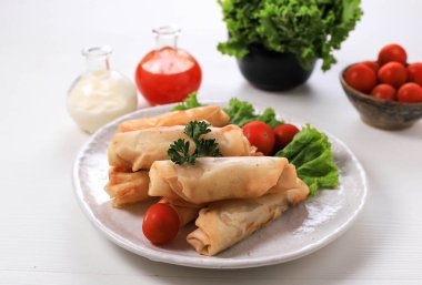 Kızarmış Çin böreği, Lumpia ya da Popia kadar popüler. Beyaz Tabak 'ta servis edilmiş, Baharatlı Sos ve Mayonezli Beyaz Masa. Metin için Boşluğu Kopyala