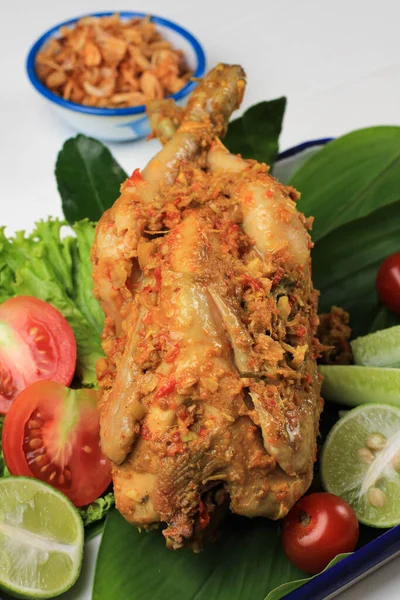 Аям Бетуту Балийский Жареный Цыпленок Листьями Маниоки — стоковое фото