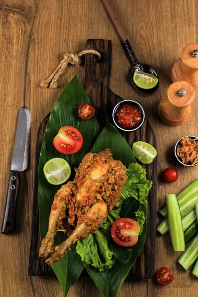 Ayam Betutu Pollo Arrosto Balinese Farcito Con Foglie Manioca — Foto Stock