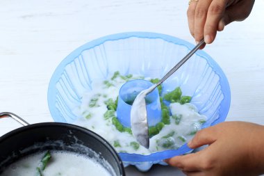 Kalıba Beyaz Pandan Jölesi dök, Pudding Cendol yapma işlemi