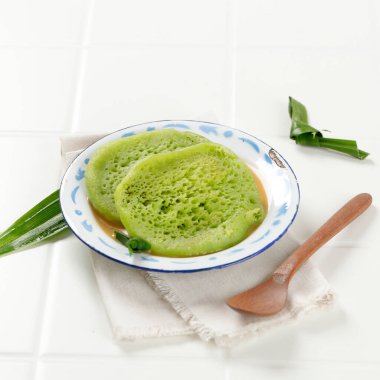 Serabi Pandan. Hindistan cevizi sütü ve hindistan cevizi sütü şuruplu Pandanus krepleri ve Palm Sugar SAuce