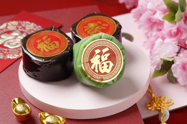 Nian Gao Pandan ya da Çin Dili İyi Şanslı Glutinous Rice Cake. Kue Keranjang ya da Kue Bakul kadar popüler. Çin Karakteri Fu servet demektir.
