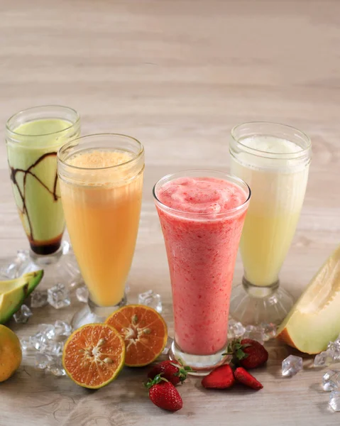 Verschiedene Frische Säfte Auf Glas Erdbeer Orangen Avocado Und Melonensaft — Stockfoto