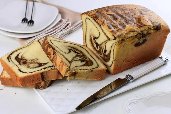 Torta Marmo Affettato Piatto Bianco Tavolo Legno Prodotti Forno Fatti — Foto Stock