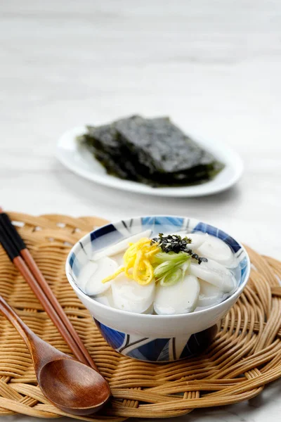 Tteokguk Sopa Bolo Arroz Fatiado Prato Coreano Tradicional Comido Durante — Fotografia de Stock