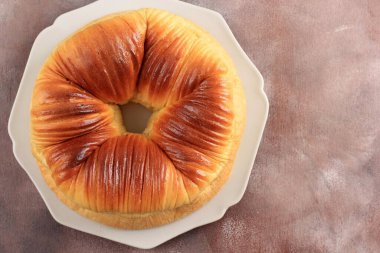 Top View Wool Roll Ekmeğinin Seçici Odak Noktası, Yün Gibi Görünen Çok Katmanlı Trending Viral Brioche Ekmeği. Metin, Reklam ya da Tarif için Boşluğu Kopyala